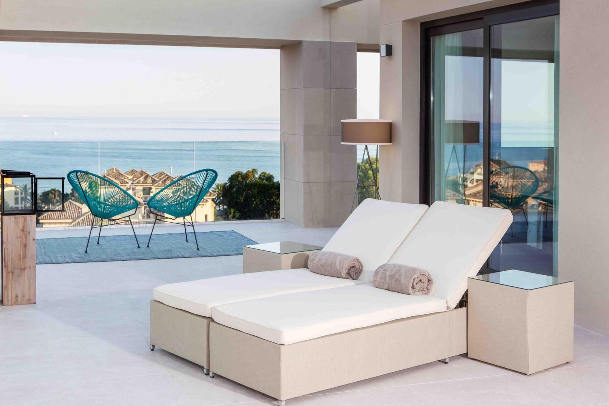 Don Carlos Marbella Ngoại thất bức ảnh A modern chaise longue