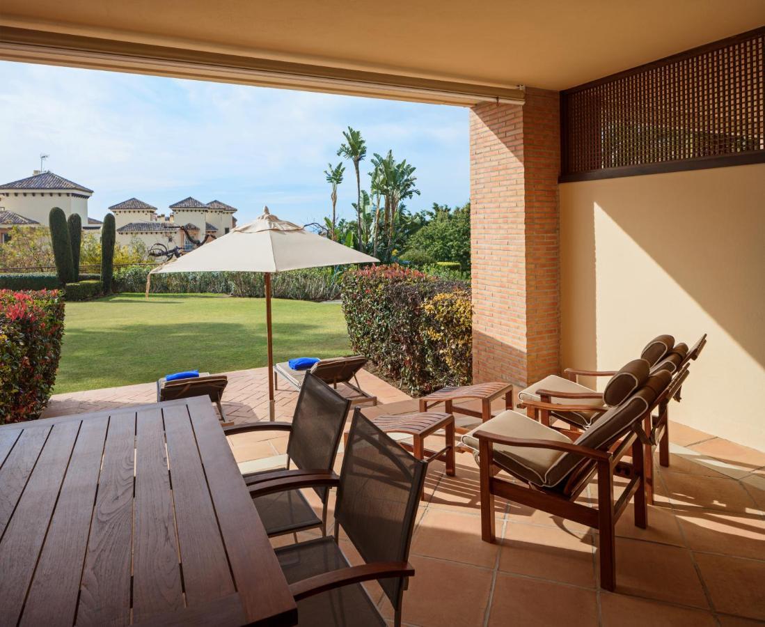 Don Carlos Marbella Ngoại thất bức ảnh A patio at the Four Seasons Resort